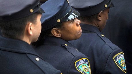 Video: Un detective de Nueva York roba dinero durante una redada