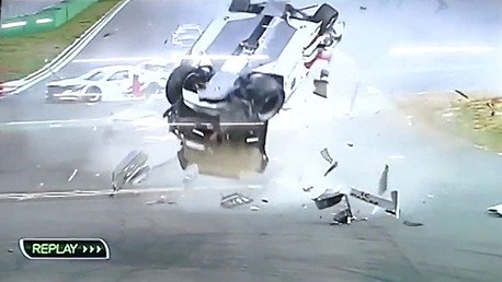 Un auto de carreras choca, da varias vueltas de campana y cae boca abajo