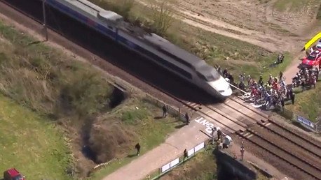Un tren bala pasa en plena carrera de ciclismo y roza la tragedia