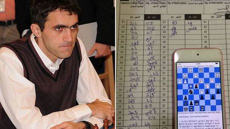 Gran maestro de ajedrez sorprendido haciendo trampas en el baño (Foto)