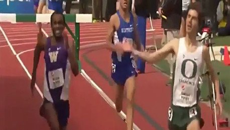 Celebra la victoria antes de tiempo, pierde la carrera y se convierte en estrella de Internet