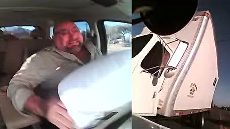 Lo embisten por detrás hacia el carril contrario justo cuando pasaba un camión