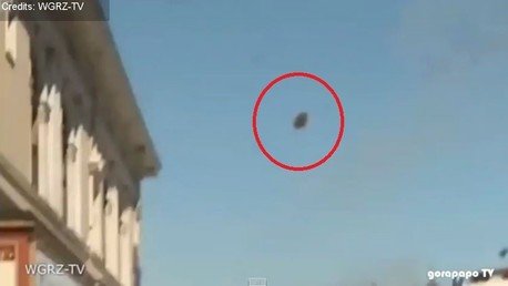 Una tapa de alcantarilla voladora interrumpe una entrevista