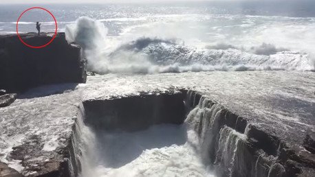 Una ola arrastra a una mujer hacia 'El Agujero' en Irlanda