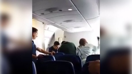 ¿Impunidad policial?: Policías españoles golpean a un inmigrante latinoamericano al expulsarlo