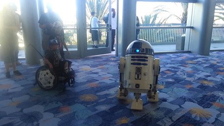 El poder de la fuerza: Niño en silla de ruedas contagia de alegría a R2D2