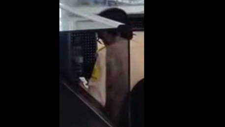 Vigilante del aeropuerto del Prat juega con su móvil y se olvida del equipaje de mano