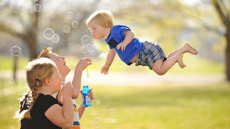 Fotos conmovedoras: Un padre hace 'volar' a su hijo con síndrome de Down