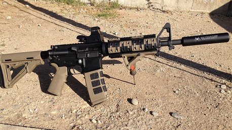 Fotos, videos: Un hijo del procurador de Chiapas dispara un arma prohibida