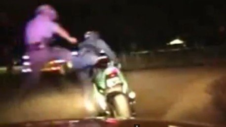 Policía aprendiz de Chuck Norris: Derriba a un motorista de una patada 