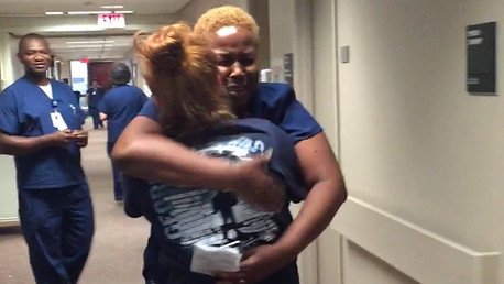 Una chica que estuvo paralizada durante 11 días sorprende a su enfermera