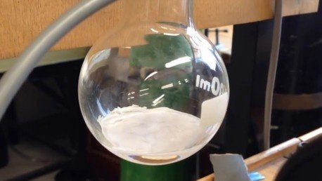 ¿Ha visto algún líquido congelarse y hervir a la vez?