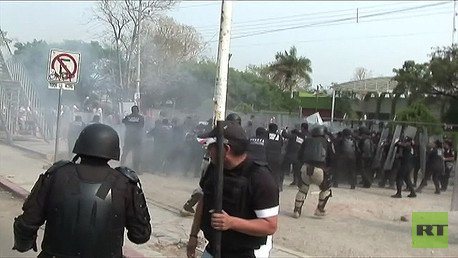 Video: 4 policías resultan heridos en choques con normalistas en Chiapas