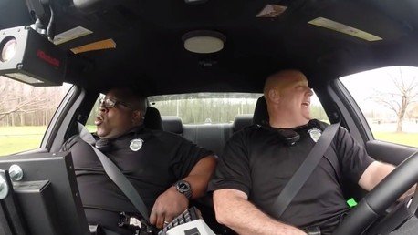 Los ‘pop-policías’: Un video de dos agentes que cantan y bailan en su patrulla revoluciona la Red