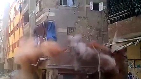 Video: Un edificio se derrumba en El Cairo ante los ojos de los inquilinos