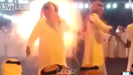 Fiesta árabe casi termina en tragedia: Por un pelo no se queda sin cabeza