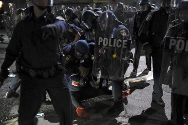Video: Policías golpean a un fotógrafo durante las protestas en Baltimore, EE.UU.