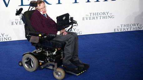 Hawking: "La humanidad no sobrevivirá si no huye al espacio"