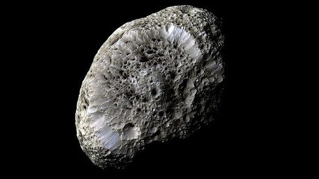 La NASA publica una impresionante imagen de la luna más 'esponjosa' de Saturno