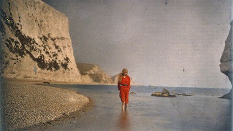 La primera mujer de rojo: publican fotos en color de hace 102 años