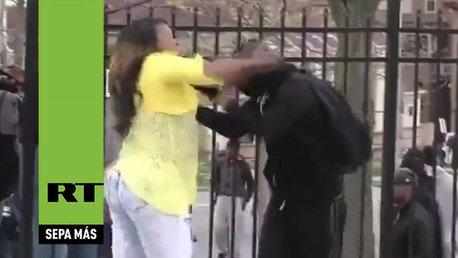 La 'Madre del año' en Baltimore: Quiere ser manifestante 'hardcore' y su mamá no lo deja 