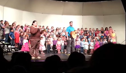 "English only, USA!": Lo expulsan de un concierto por xenofobia contra los hispanos