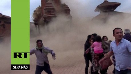 Un turista graba el momento exacto en que comienza el terremoto en Bhaktapur