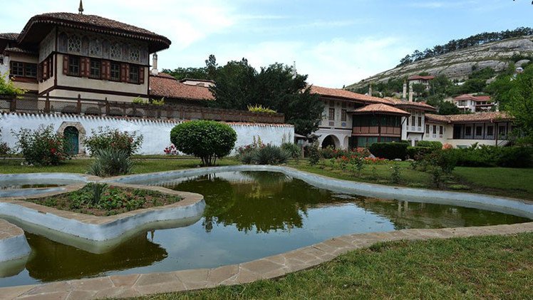 Rusia hizo más por tártaros de Crimea en un año que Ucrania en 20