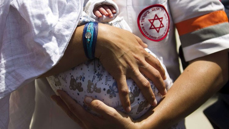Israel evacua de Nepal a bebés de vientres de alquiler sin atender a las madres