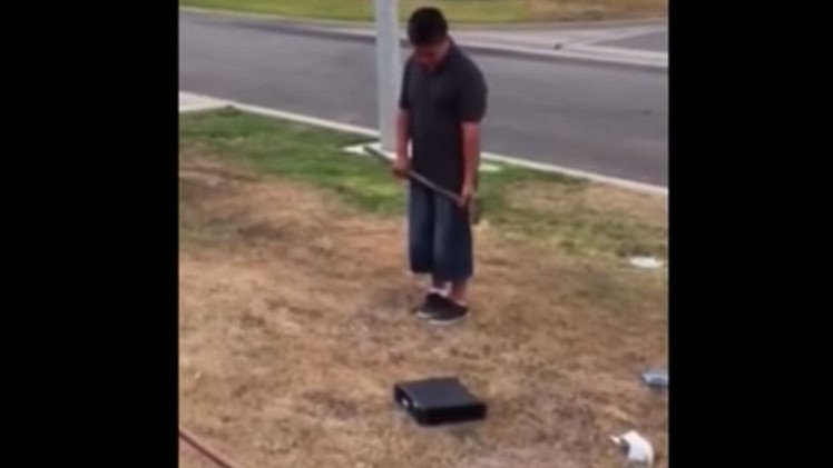 Padre obliga a su hijo destruir la Xbox por no sacar buenas notas