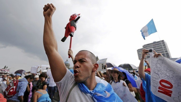 "Renuncien ya": Miles de personas salen a protestar contra la corrupción en Guatemala (Video, fotos)