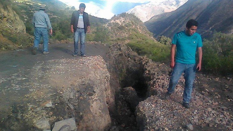 NUEVAS IMÁGENES: La tierra 'se abre' implacablemente y siembra el miedo en Perú