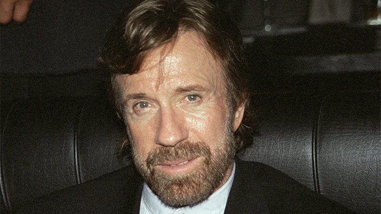 Chuck Norris advierte: "Hillary Clinton es un robot político sin carácter"
