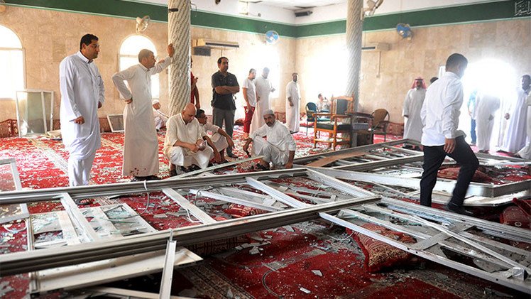 El rey saudí promete "acabar" con el Estado Islámico después del ataque a una mezquita