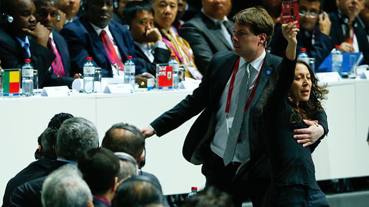 Propalestinas sacan tarjeta roja a la FIFA por no excluir a Israel del fútbol mundial (VIDEO)