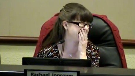 Risas cuando el concejal fue al WC y olvidó apagar el micrófono