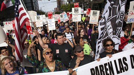 La Policía lanza gases lacrimógenos y granadas cegadoras contra los manifestantes en Seattle, EE.UU.