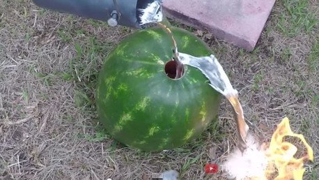 ¿Qué pasa si se vierte aluminio fundido en una sandía? 