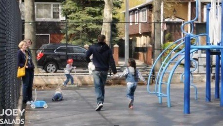 ¿Cree que su hijo se marcharía con un desconocido en un parque?