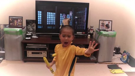 Un niño de 5 años recrea a la perfección la escena 'nunchaku' de Bruce Lee