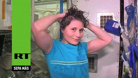 Astronauta de la EEI muestra cómo se bañan en la ingravidez