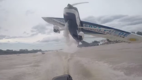 Por los pelos: una avioneta roza las cabezas de unos pescadores