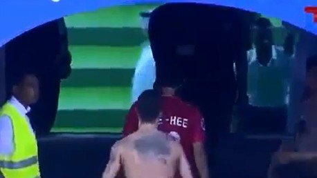 El futbolista uruguayo Fabián Estoyanoff acaba un partido a golpes con un rival