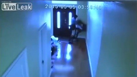 Una adolescente evita de un golpe ser violada en su casa 