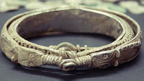 Hallan en Siberia la pulsera más antigua del mundo