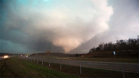 Fotos, videos: Los tornados causan numerosos daños en EE.UU.