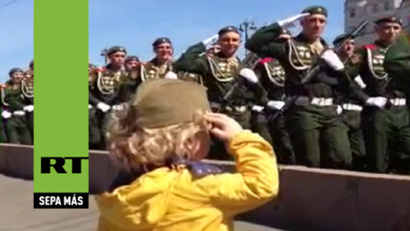 'El pequeño general': las tropas saludan a un niño el Día de la Victoria en Moscú