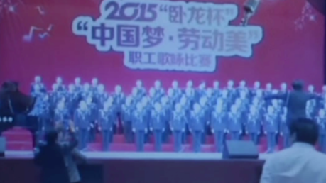 Momento en el que un escenario se desploma, 'desapareciendo' 80 cantantes