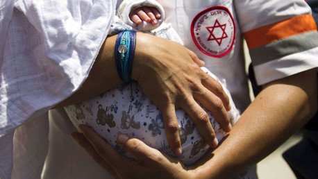 Israel evacua de Nepal a bebés de vientres de alquiler sin atender a las madres