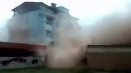 Nepal: El terremoto destruye completamente un edificio en pocos segundos